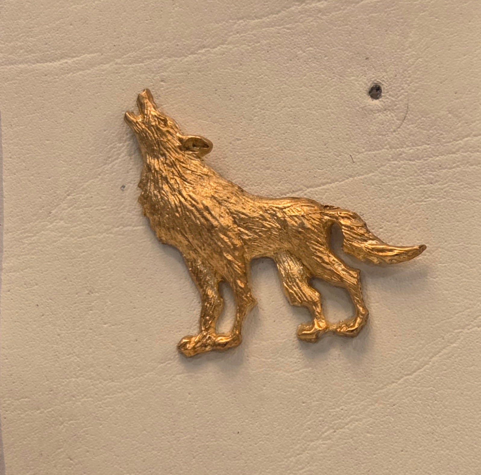 HB Howling Wolf - Gold