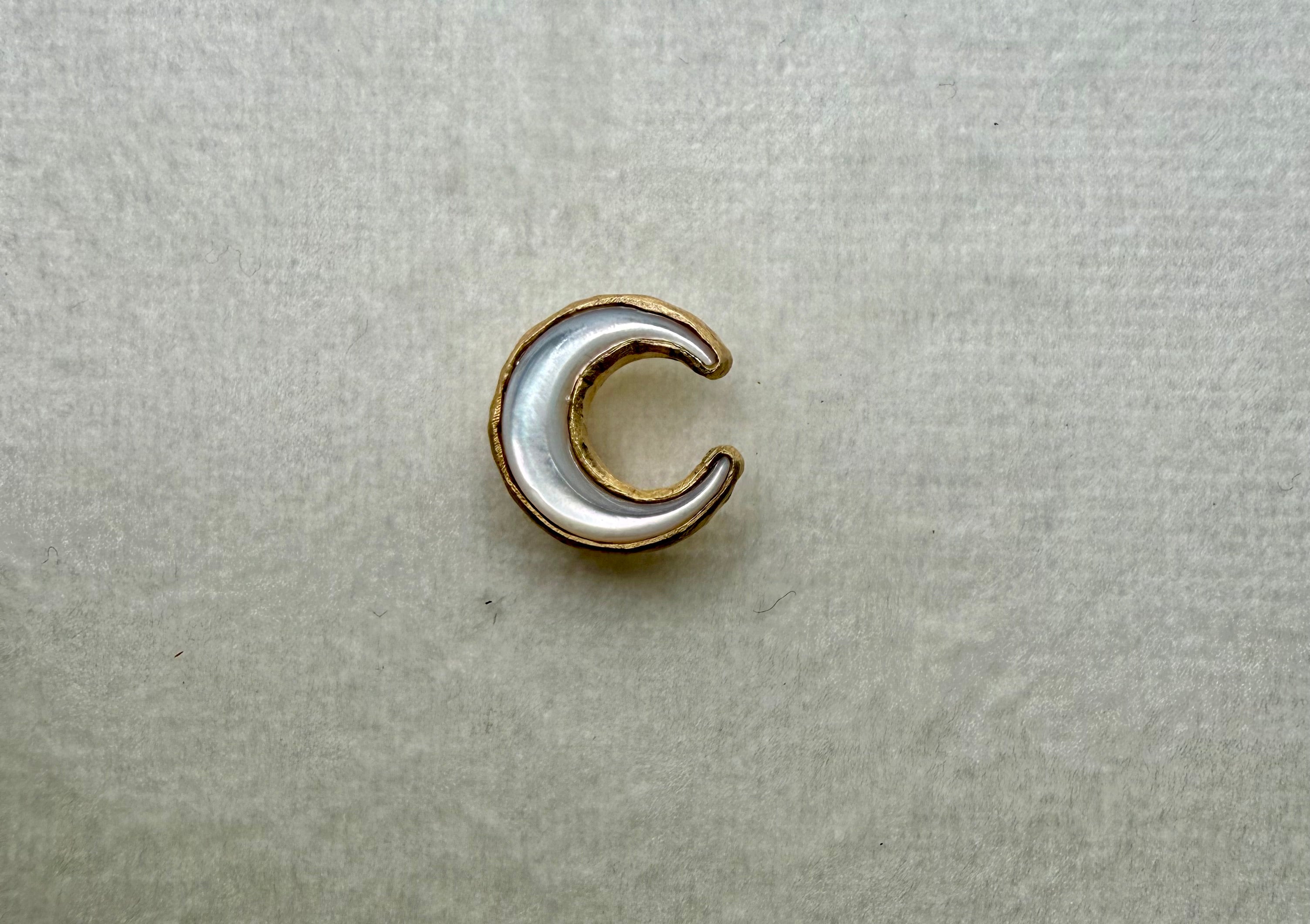 HB Mother of Pearl Crescent Moon small - Gold Plated