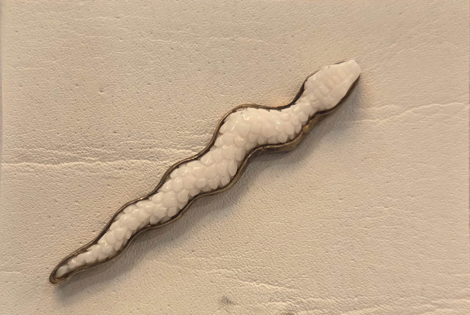 HB Pequeno Carved Snake -White and Bronze